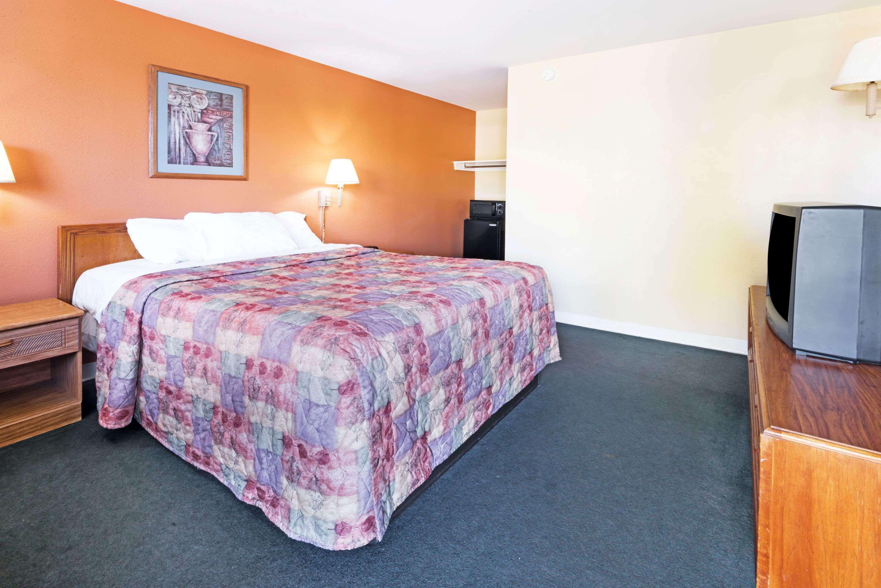 Days Inn By Wyndham Henrietta/Rochester Area Exterior photo