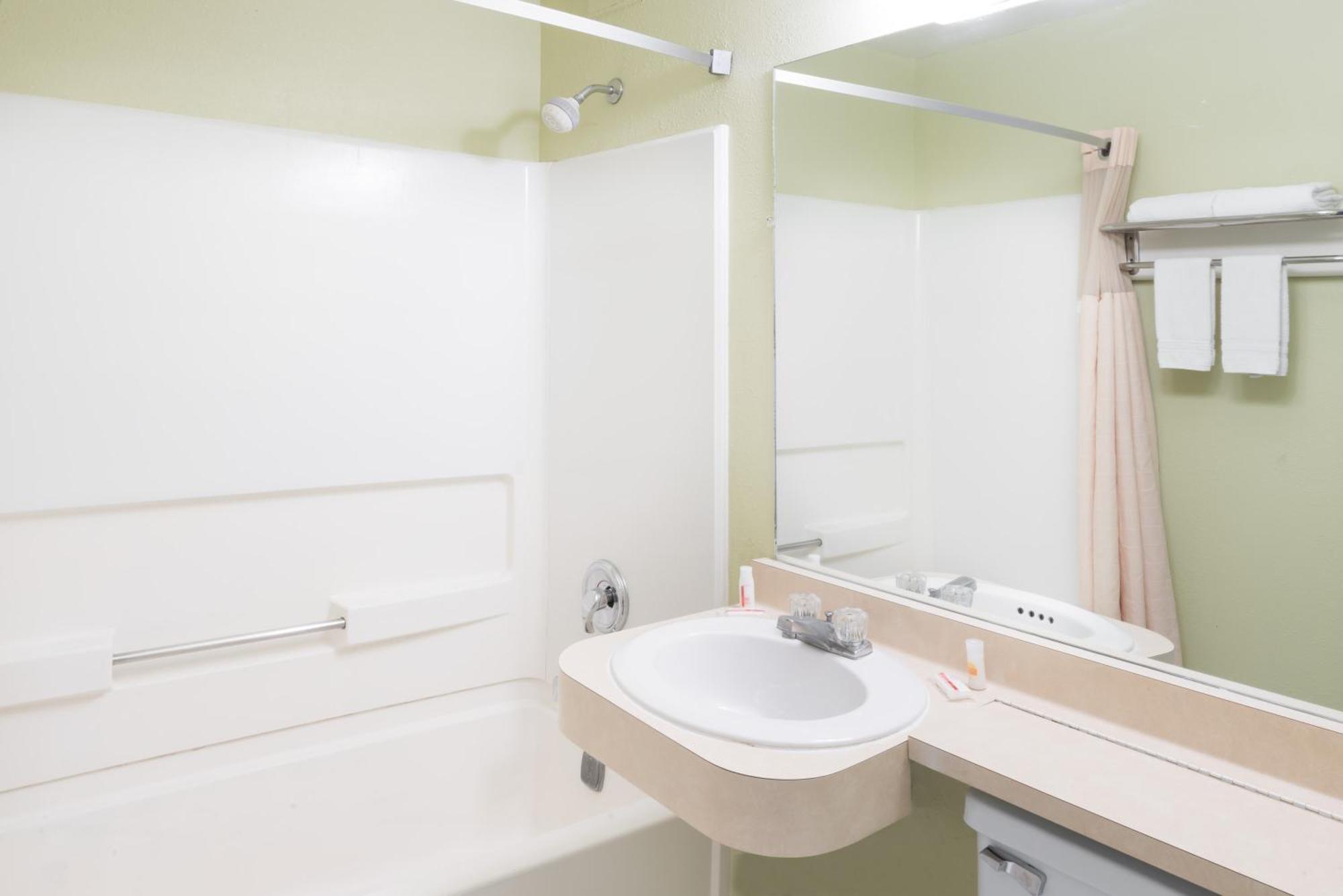 Days Inn By Wyndham Henrietta/Rochester Area Room photo