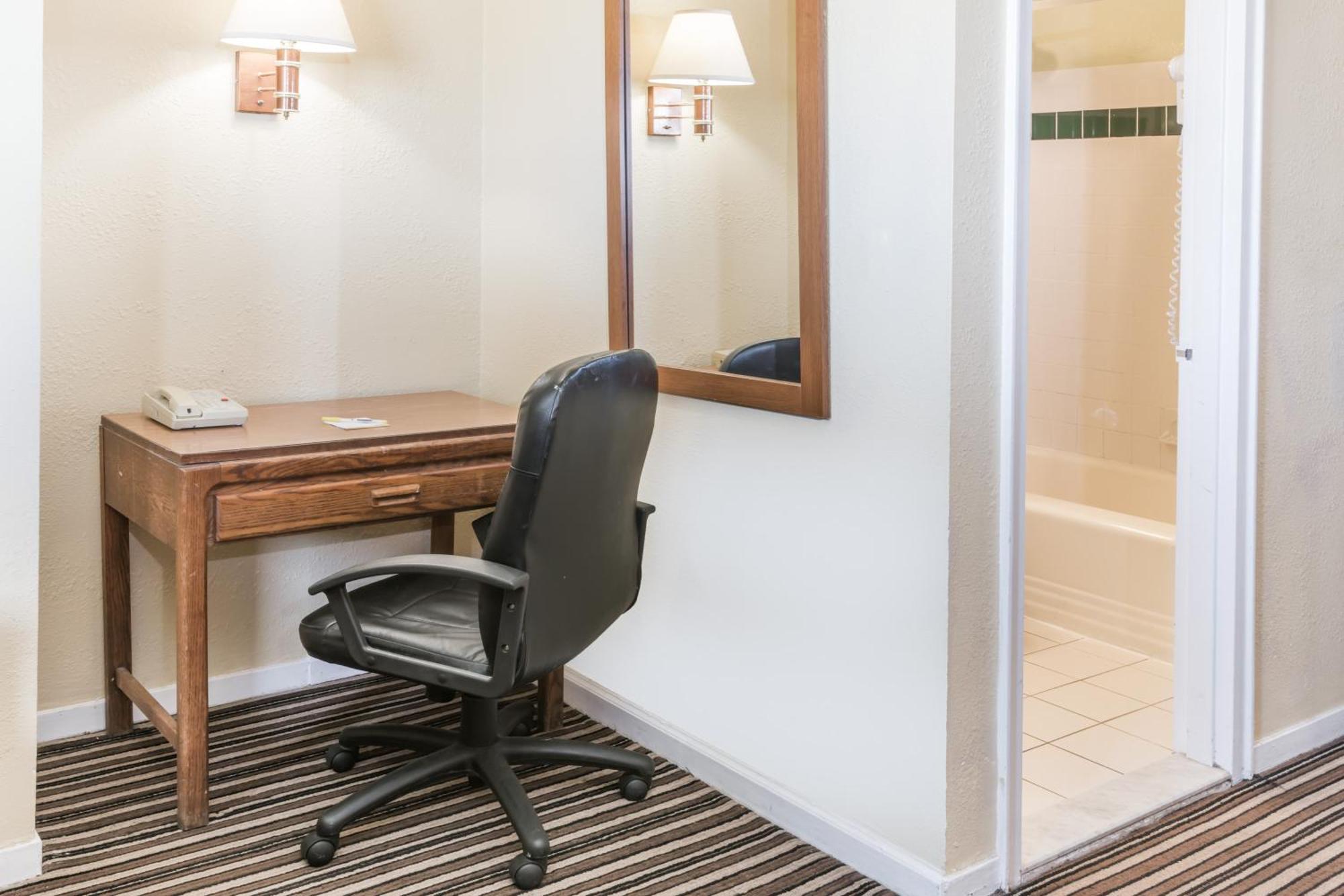 Days Inn By Wyndham Henrietta/Rochester Area Room photo